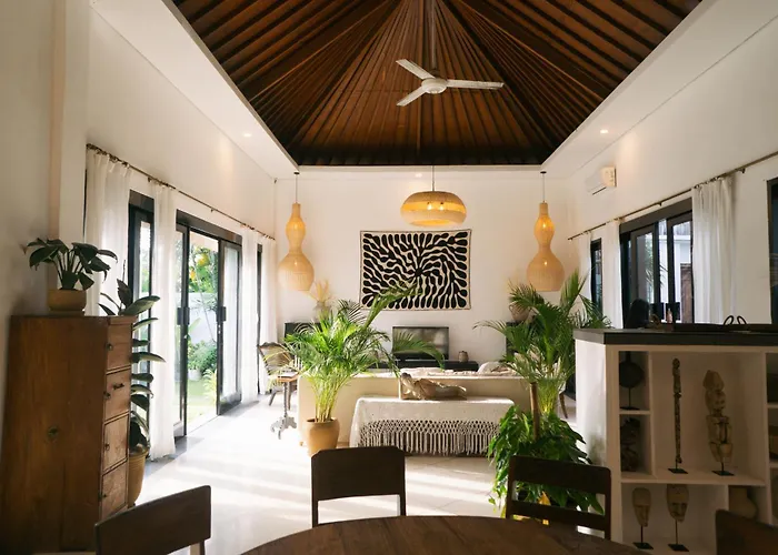 Splendid 3 Bedroom With Large Pool And Garden Canggu