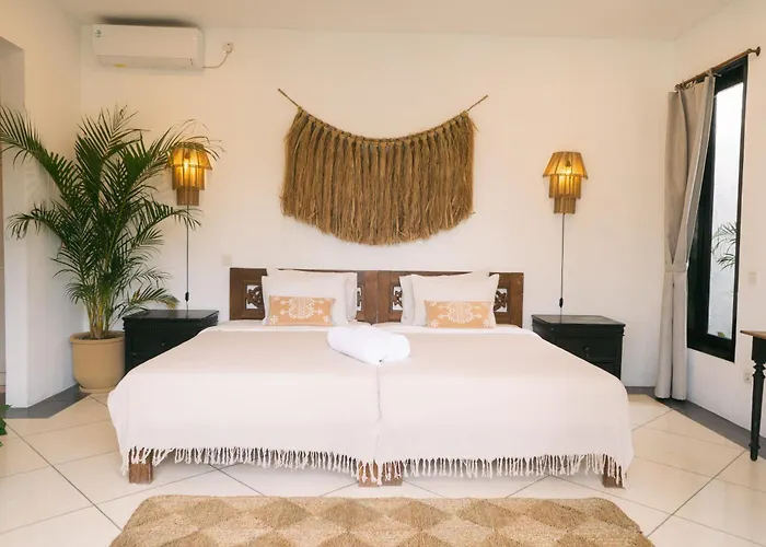 别墅 Splendid 3 Bedroom With Large Pool And Garden