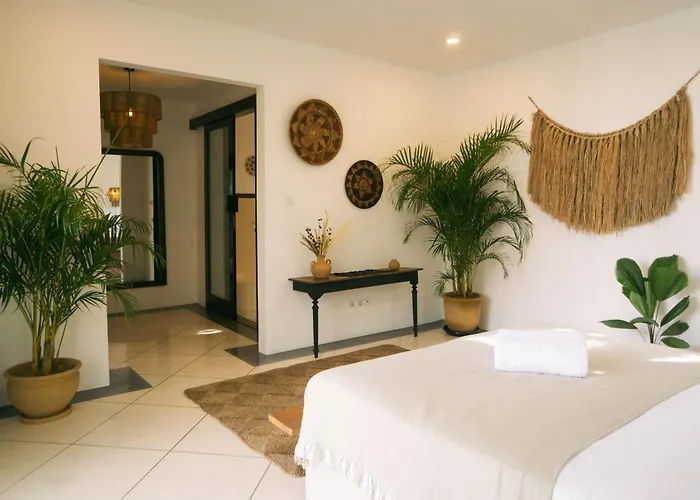 Splendid 3 Bedroom With Large Pool And Garden 别墅 *