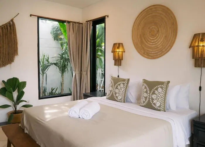 Splendid 3 Bedroom With Large Pool And Garden *